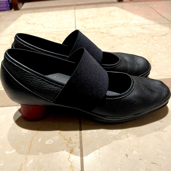 Camper, Black women's full-grain Mary Jane with red rubber outsole,95% new,US 6 - Picture 1 of 7